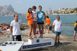El pòdium femení de la Travessia de Natació "La Milla Verda" de Benissa