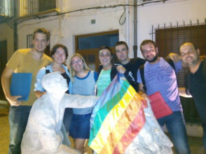 Membres de Reiniciem Benissa amb la bandera de l'arc de Sant Martí