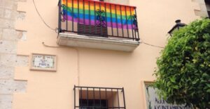 La bandera de l'arc de Sant Martí a l'Ajuntament de Benissa