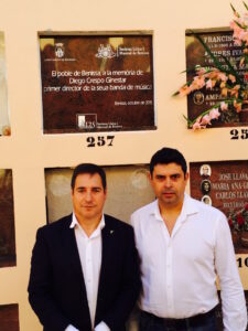El batle i el president de la Societat Lírica i Musical de Benissa davant el nínxol del mestre Diego Crespo Ginestar