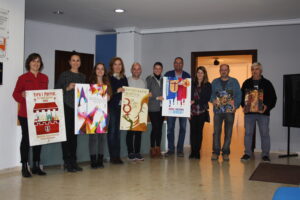 El jurat amb els cartells i fotos guanyadores