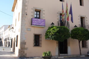 Pancarta contra les violències masclistes a la façana de l'AJuntament de Benissa