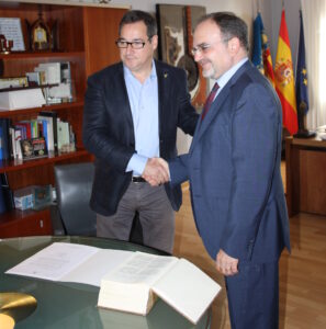 El batle amb César A. Narbón Clavero,   nou secretari de l'Ajuntament de Benissa