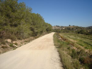 El camí que enllaça el Molí del Quisi amb Serrallonga
