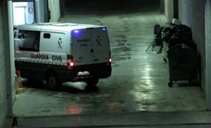 El furgó de la Guàrdia Civil entra a la Ciutat de la Justícia de València