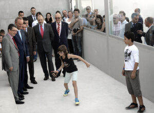 Alberto Fabra,   David Serra,   Juan Bautista Roselló i altres autoritats inauguren el nou trinquet de l'Escola Manuel Bru