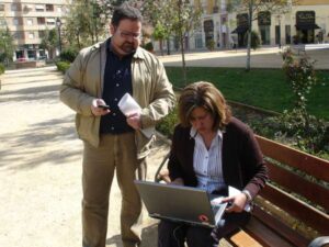 L'exbatllessa de Dénia Ana Kringe,   i el regidor Quico Signes, proven el wifi instal·lat a Dénia, en una imatge d'arxiu