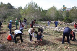 Els alumnes de l'Escola Pare Melchor planten els arbres