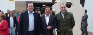 Juan Bautista Roselló amb els imputats David Serra i Gerardo Camps en un míting a Benissa