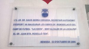 Placa amb el nom de David Serra