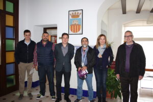 Batiste Pastor,   el batle i alguns regidors amb el mosaic