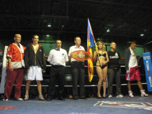 Leopoldo Bonias subjecta el cinturó de campió en un torneig de boxa