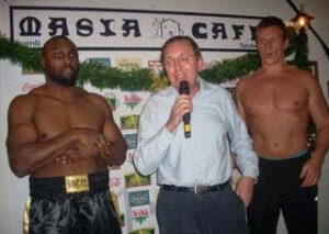 Leopoldo Bonias amb dos boxadors