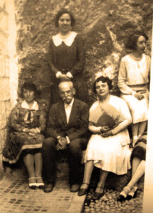 En Carlos Torres Orduña a Guadalest amb les seues nebodes Cabrera Abargues