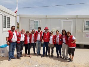 Maite Sebastià (3a per la dreta) al camp de refugiats de Skaramagas