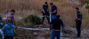 Els guàrdies civils precinten el pou on va caure l'home