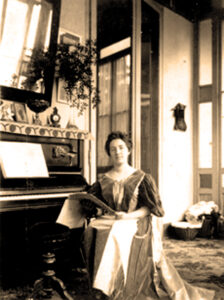 Las senyoreta Feliu,   a la seua casa de Benissa,   davant del piano