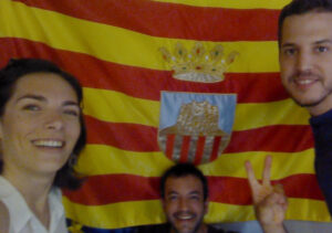 Els regidors de Reiniciem Benissa amb la bandera de Benissa