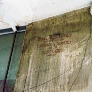 Detall de l'edifici amb el nom de Pedro Ribes