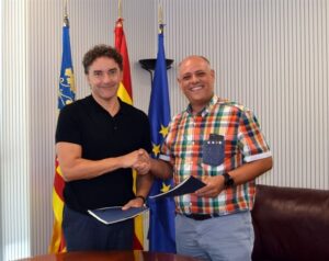 Signatura del conveni entre Francesc Colomer i Joan Miquel Garcés