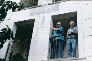 Vicent Ferrer amb Ramiro mostra un dels rellotges de sol