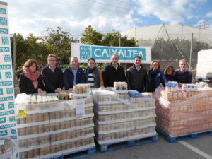 Lliurament dels lots amb aliments per part de Caixaltea