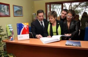 L'exbatle Juan Bautista Roselló,   juntament amb la llavors consellera Milagrosa Martínez i regidors de la corporació