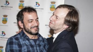 Isidor Mollà (a la dreta) saluda el nou alcalde Abel Cardona (Reiniciem Benissa) en la sessió d'investidura del 10 de gener