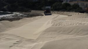 Treballs d'abocament de l'arena a la platja de La Fustera