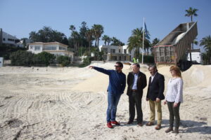 El delegat de govern visita els treballs de regeneració de la platja de La Fustera