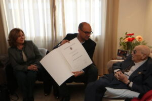 El rector de la UA lliura el 'llorer d'or' a Bernat Capó