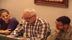 El regidor Domènec Miralles llig la proposta sobre la participació de la corporació en festes