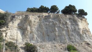 Obres al talús de Cala Advocat
