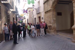 El cronista, Joan Josep Cardona, va fer una visita guiada pel centre històric de Benissa