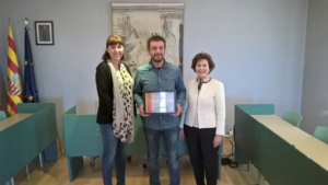 Ángela Ribes lliura el Bonus a Abel Cardona, batle de Benissa i a Mª Ángeles Ivars, tècnic de personal