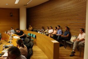 El batle i regidors de l'Ajuntament de Benissa durant el debat a les Corts de la proposta de consultori mèdic a la zona costanera