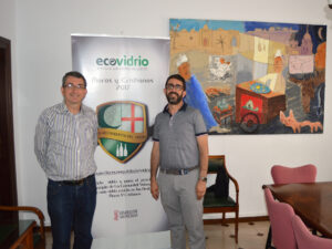 Manuel Juan, portaveu de l'equip de govern de Benissa, amb un representant d'Ecovidreo