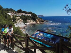 Dos turistes prop de Cala Pinets