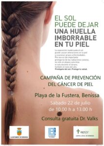 Cartell de la campanya de prevenció del càncer de pell a la platja de La Fustera