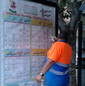 Un operari de Benissa Impuls neteja un mupi a una de les parades del bus