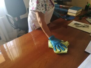 Una treballadora de Benissa Impuls neteja una taula