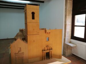 Maqueta de l'església vella de Benissa a la Sala del Consell