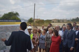 La vicepresidenta del Govern, Soraya Sáenz de Santamaría, i el ministre de Foment, Íñigo de la Serna, en l'acte de reanudació de la variant de Benissa