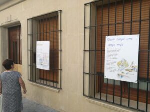 Cartells amb alguns dels textos d'Àngel Teodoro Crepo