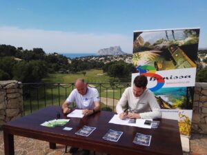 El regidor Fernando López, a la dreta, amb el Director del Club de Golf Ifach, Juan Moragues, en una presentació l'estiu passat