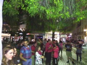 Participants a la concentració contra la violència feixista