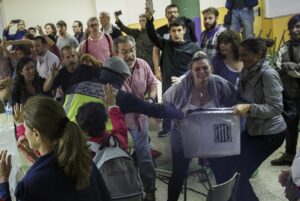Voluntàries intenten que la policia no s'enduga una urna durant el referèndum
