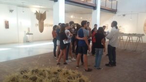 Alumnes de l'IES Josep Iborra visiten l'exposició "S.O.S.tenible"