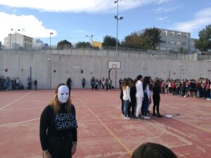 Performance a l'IES Josep Iborra amb moltiu del 25-N