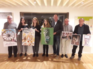 El jurat amb els cartells i fotos guanyadores